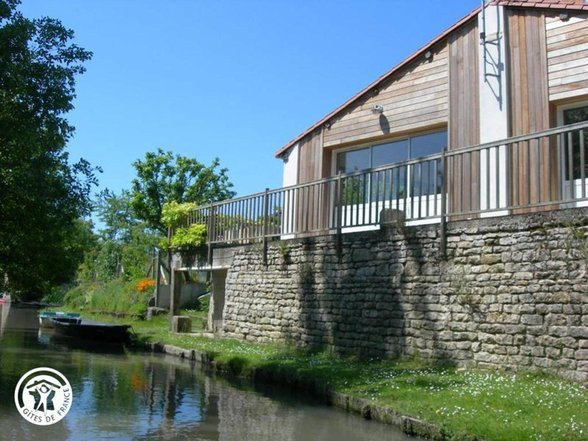 Gite Charmant Au Bord De L'Eau Avec Canoes, Terrasse Et Jardin A Damvix, Au Coeur Du Marais Poitevin. - Fr-1-426-354 Villa Exterior photo